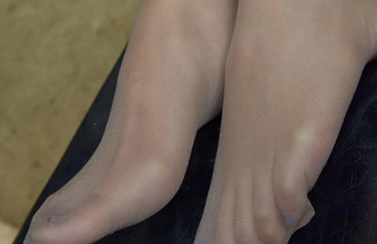 高跟鞋突出了女人的身材,使之举止绰约,魅态百出_的设计_丝袜_女性