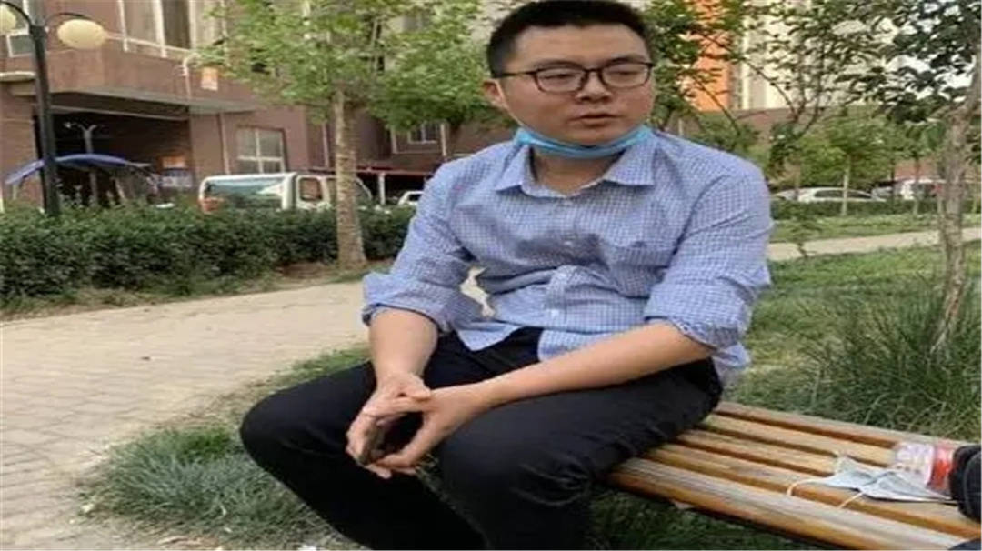 郭威早年照片曝光,灰头土脸,过得好不好,一看照片就知道了!