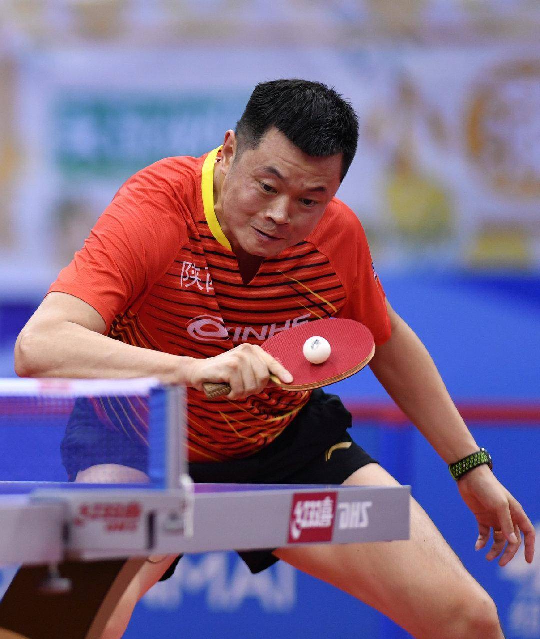 反手练一练生胶的突击,乒乓球的飞行速度和和弧线都与反胶不一样.