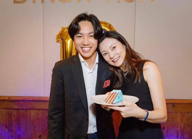 张一丁似乎长出了一个又酷又帅的年轻人.陈婷的儿子很帅.