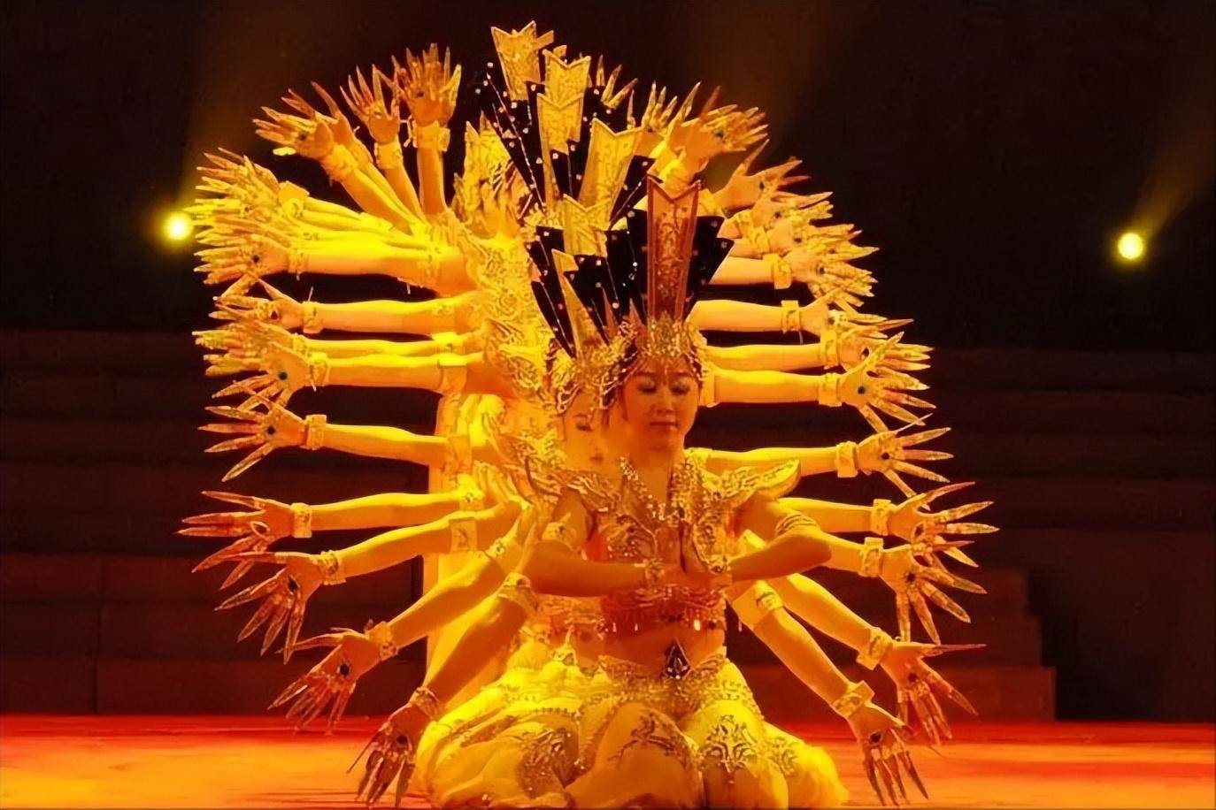 当年春晚"千手观音"聋哑人领舞,被富豪苦追8年,如今成了这样