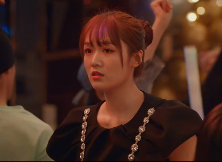 1977年出生的男演员曹磊在《林深见鹿》中饰演40多岁的总裁周一鸣