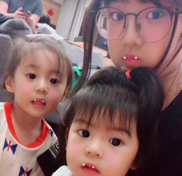 原创贾静雯晒仨女儿美照梧桐妹牵手波妞姐妹情深6岁咘咘最像妈妈