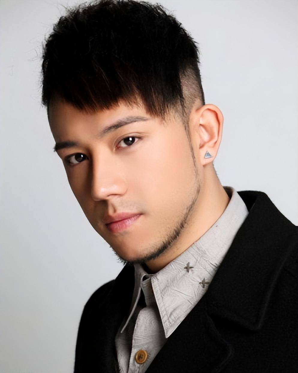 张致恒让网友捐款,被讽刺没钱生那么多,与关智斌已是不同人生_明星