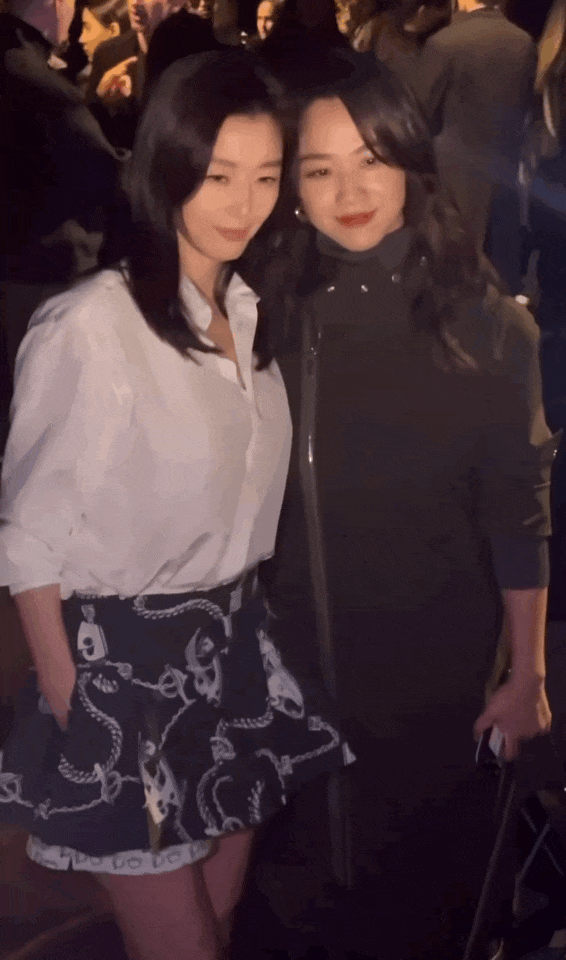 汤唯,全智贤伦敦合体,亲密互动太惊艳!_女神_魅力_友情