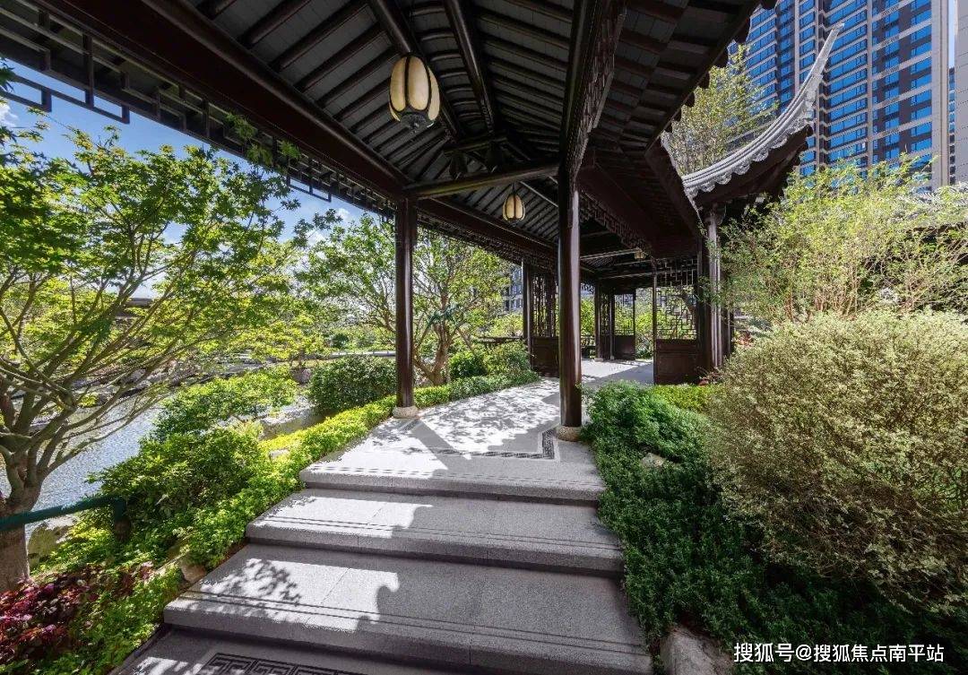 于清韵回廊,六角亭,及第阁清心化境;亦可画框借景,赏步移景异之精妙