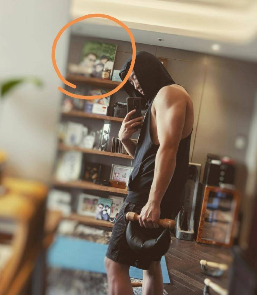 郑恺晒优越身材,手臂肌肉壮如石头,身后书柜摆满一家三口合照_苗苗