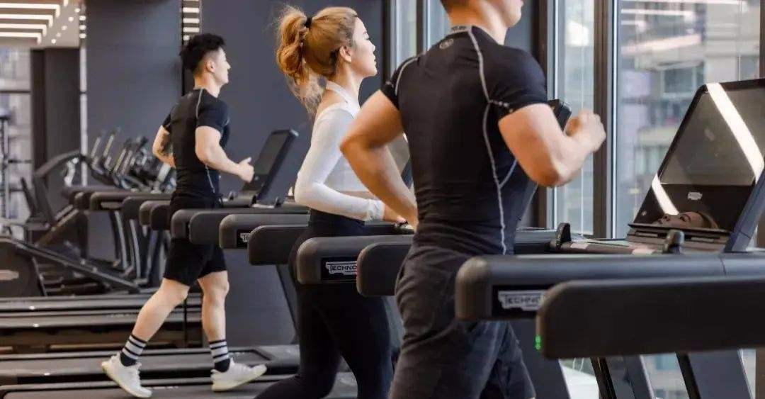 1层是艺术大堂和jazz酒吧;2层是艺术馆和画廊;3层是荟萃全球美食的