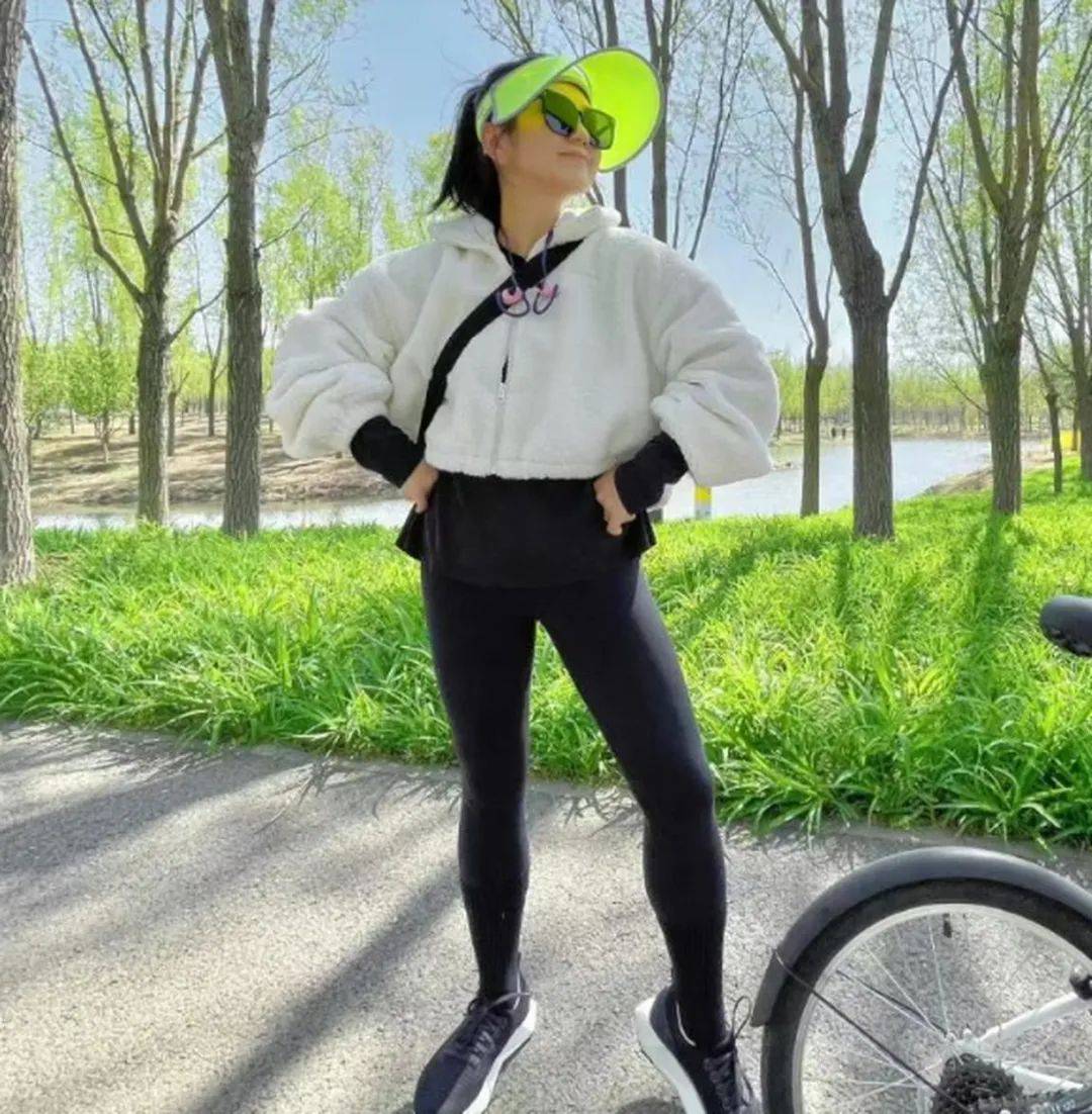 原创何洁走机场美回20岁去录新节目心情好穿卫衣玩下衣失踪秀竹竿腿越