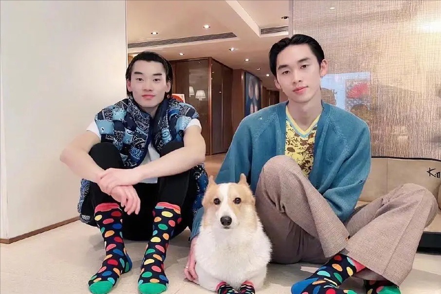 林依轮儿子林子濠毕业,与女友拥抱庆祝,两子均学习恋爱两不误