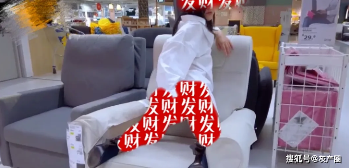 原创躲进宜家拍露出的女孩们又开始整活了