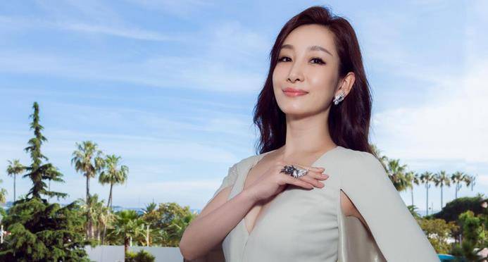 秦海璐和王新军结婚后,仍然很开心.老