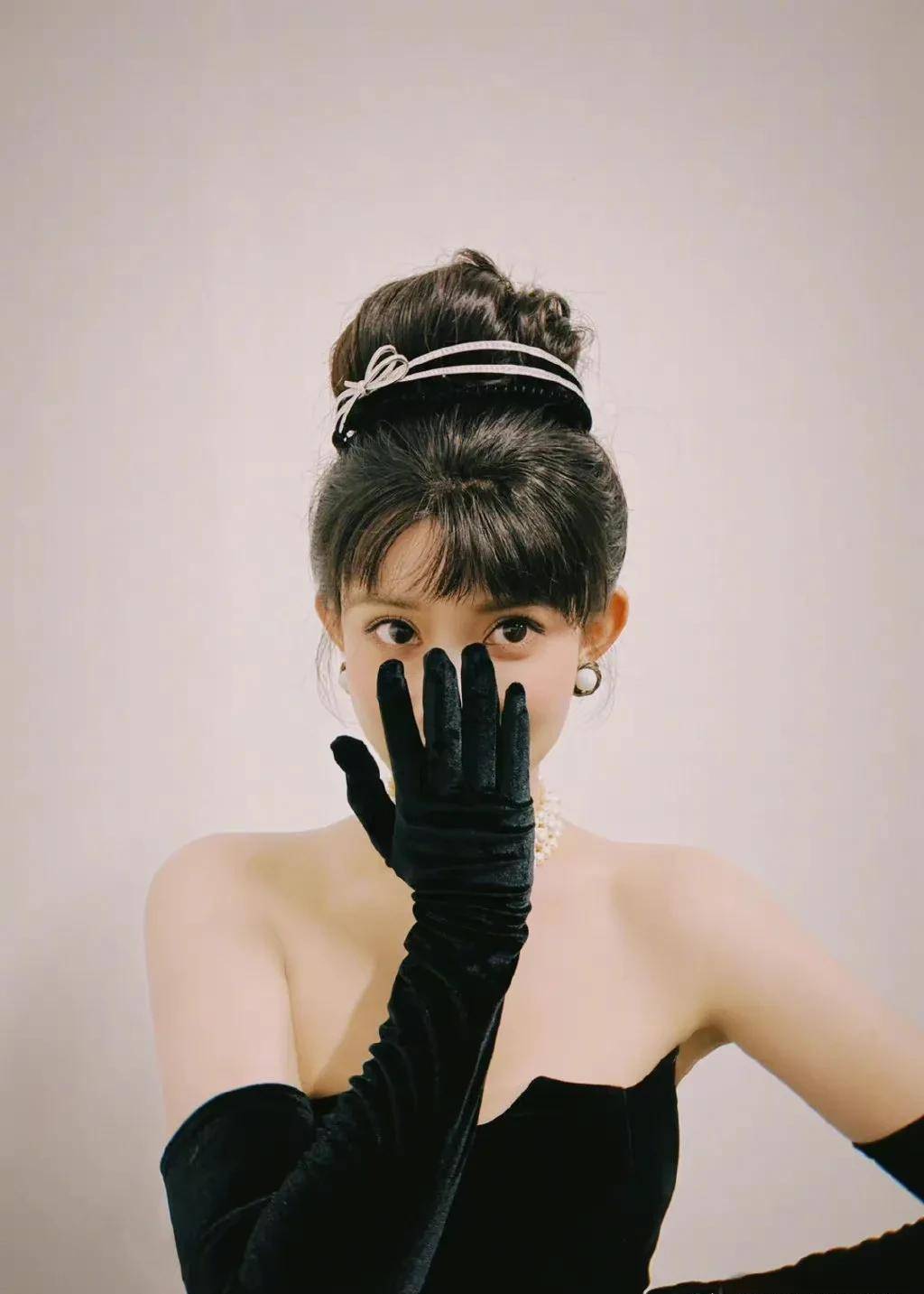 细数女明星赫本造型大片,杨幂时尚勾人,迪丽热巴迪士尼在逃公主_自带