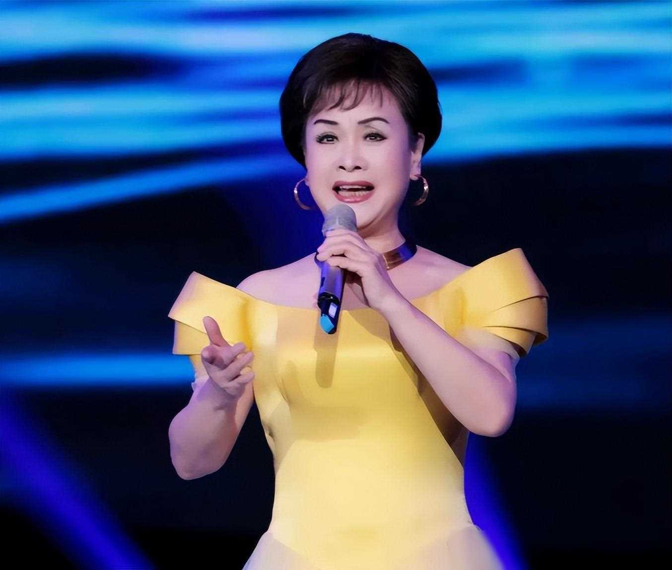 看了春晚上惨遭众嘲的黄绮珊后才明白谭晶当年为何嫁给科学家