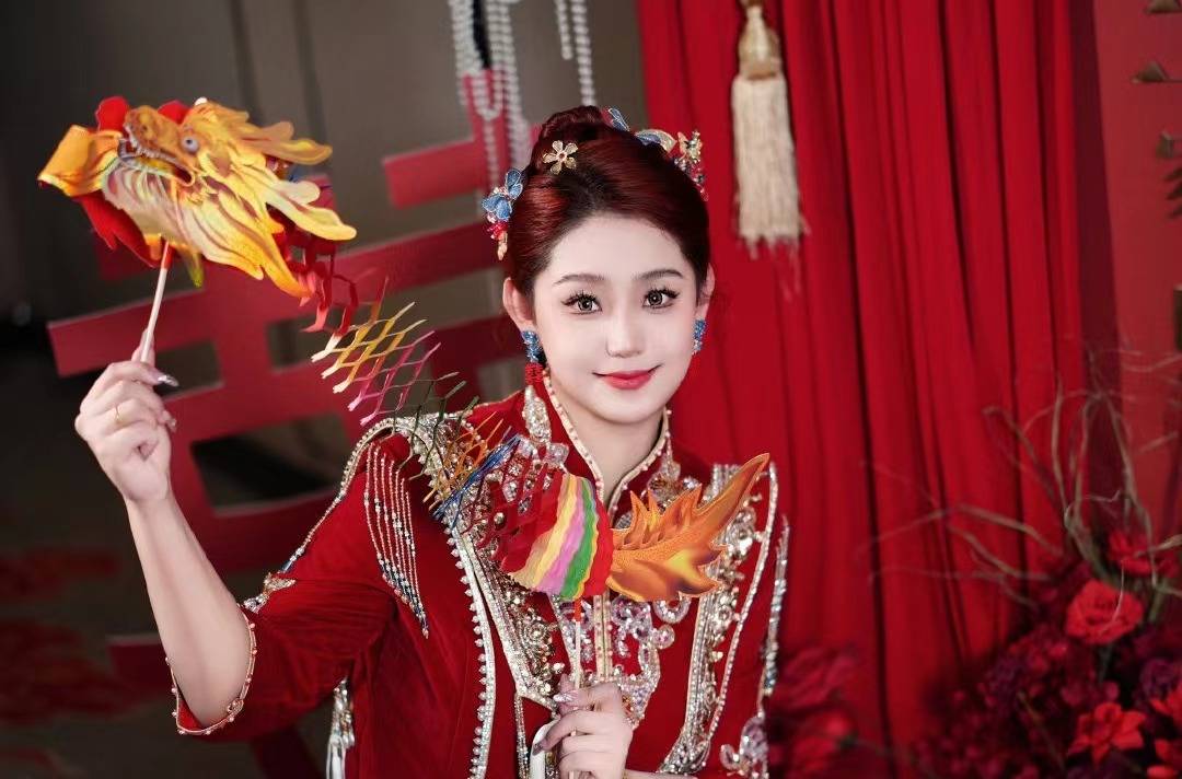 另外一张照片上,王佳筝在自己的新房里.她穿着中国传统的婚服.