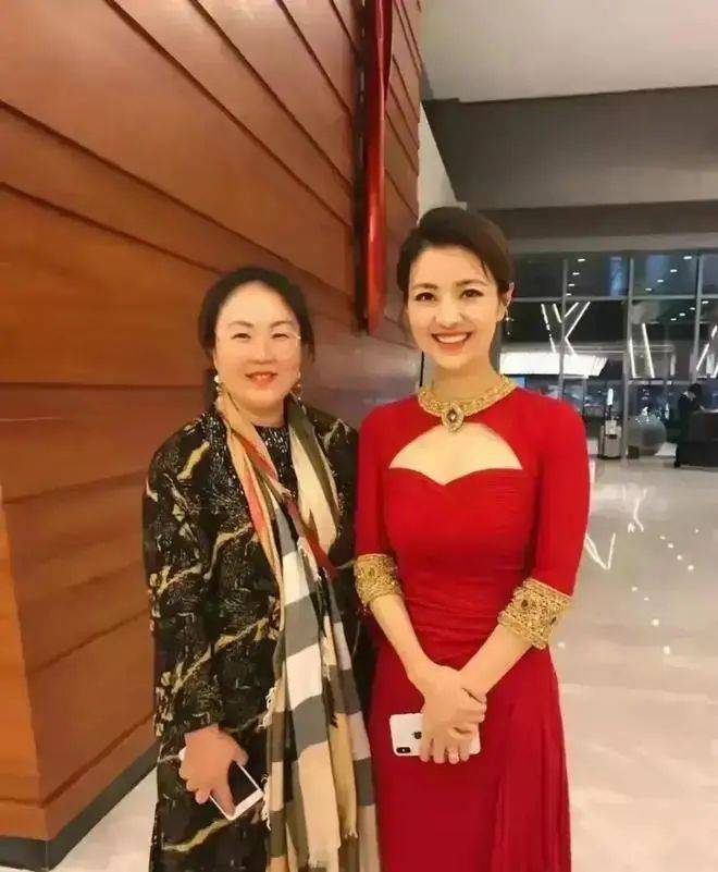 原创撒贝宁前女友罕见现身红毯42岁穿金色吊带裙美艳风情比章子怡还有