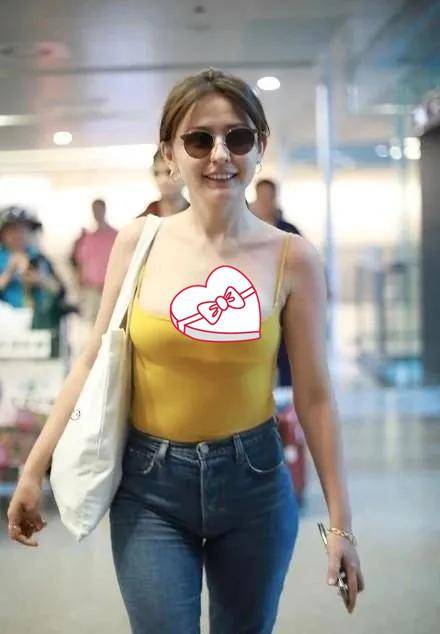 热依扎对此耿直回应:碍眼了,要重现马甲线,外加赠送八块腹肌.