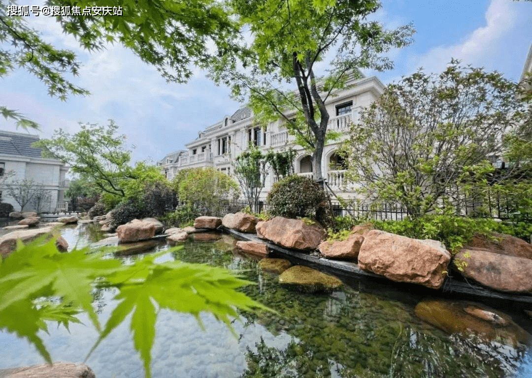 外立面采用葡萄牙白摩卡天然石材,每一块都造价不菲.