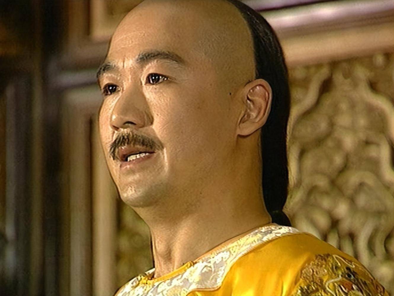而且张国立的演技也是一流的,他饰演的康熙,虽然看起来好像是在放飞