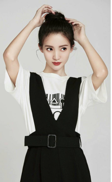 原创金晨玩水旧照流出穿泳衣大秀好身材满脸笑容显开心