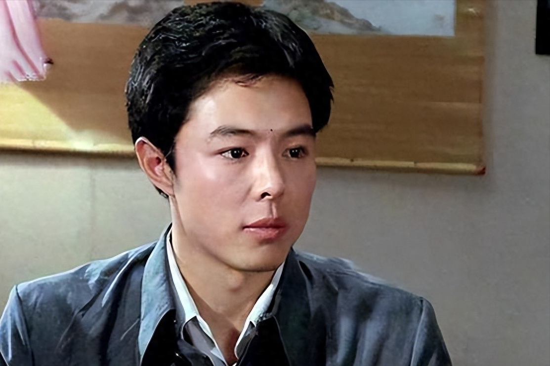 66岁就坐上轮椅的张铁林,如今已活成了一个"笑话"_女孩_沈丹萍_米可