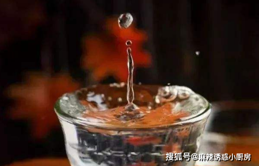 会喝白酒的人,一般都会配上一瓶矿泉水,这到底有什么用?
