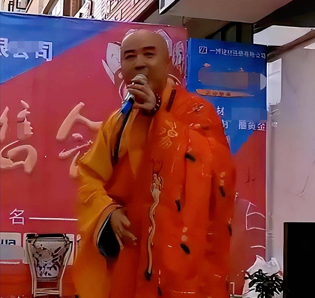 "唐僧"徐少华罕露面,街头唱歌被人群包围,63岁仍商演捞金_观众_舞台