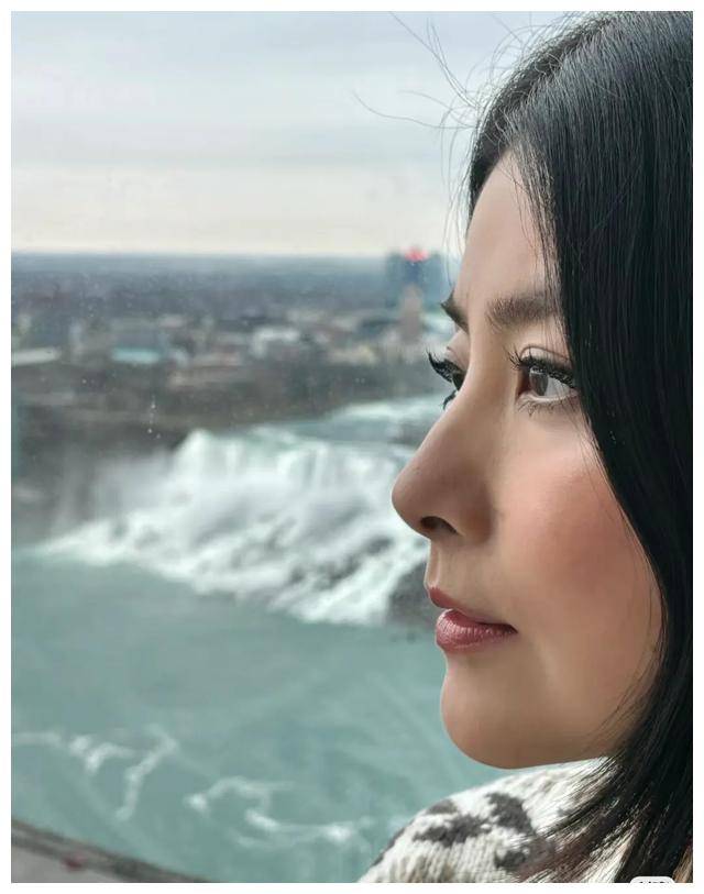 陈慧琳广州大排档大餐,接地气赞不绝口,尽显亲民风范