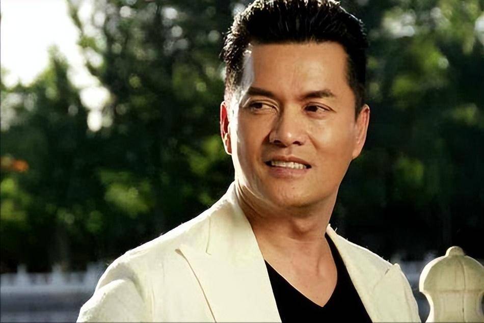 离婚32年,周海媚和吕良伟天差地别:她因病离世无儿