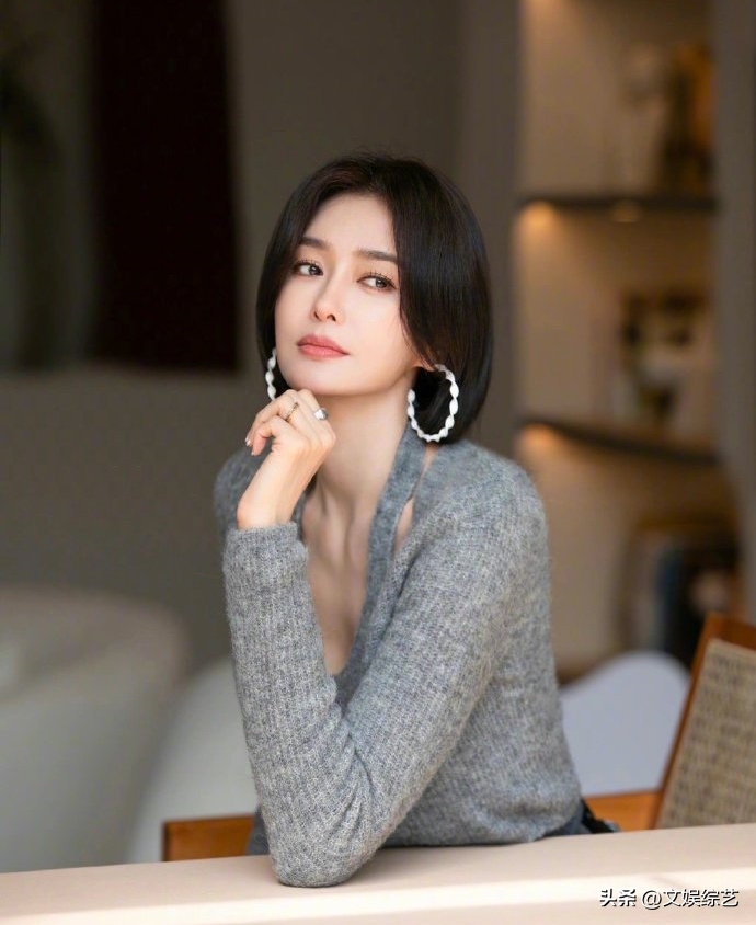 43岁秦岚接受魏大勋的爱,与小10岁男友现身海南,穿情侣装秀恩爱_姐姐