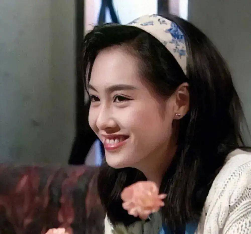 53岁朱茵现状住深山村屋开两万块破车网友活成了大妈的样子