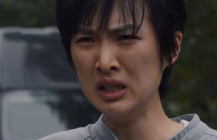 咱也不知道为啥她的表情总是这么有喜感,哭着哭着脸都变方了,看着就像