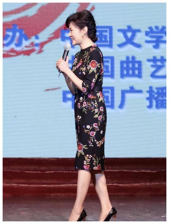 55岁周涛带火了中年女性穿搭:花外套 小白裤 平底鞋,洋气又显贵_印花