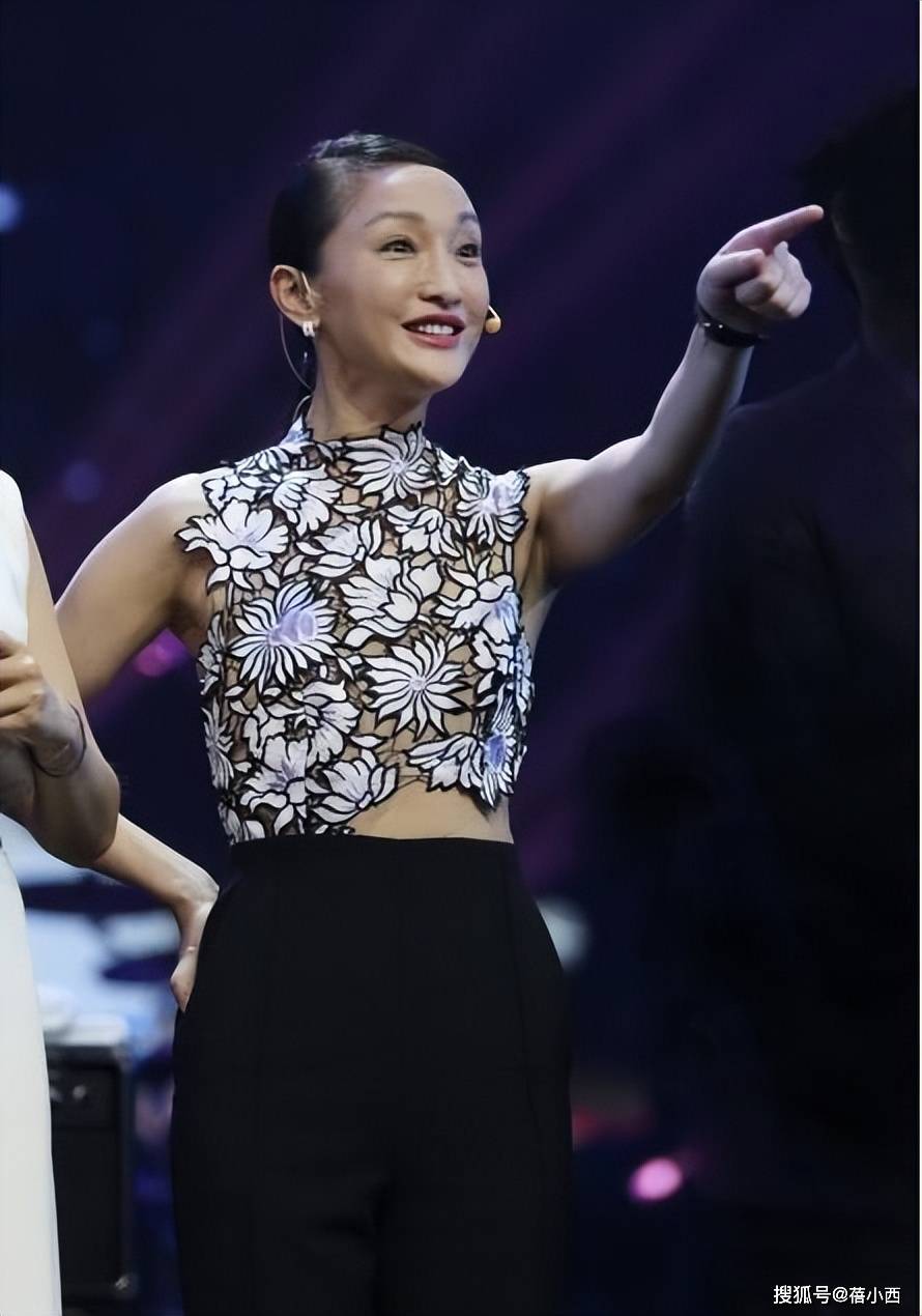 周迅带火了中年小性感穿搭:镂空上衣 阔腿裤,49岁美出新高度_长裙