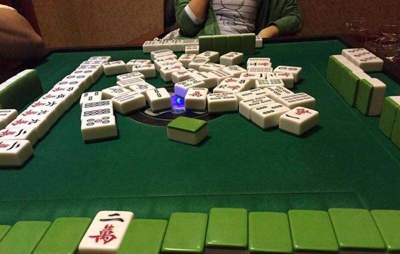 渐渐地有传言说刘祖芬在麻将馆"包养"了一个小白脸,汪显东听到后把肺