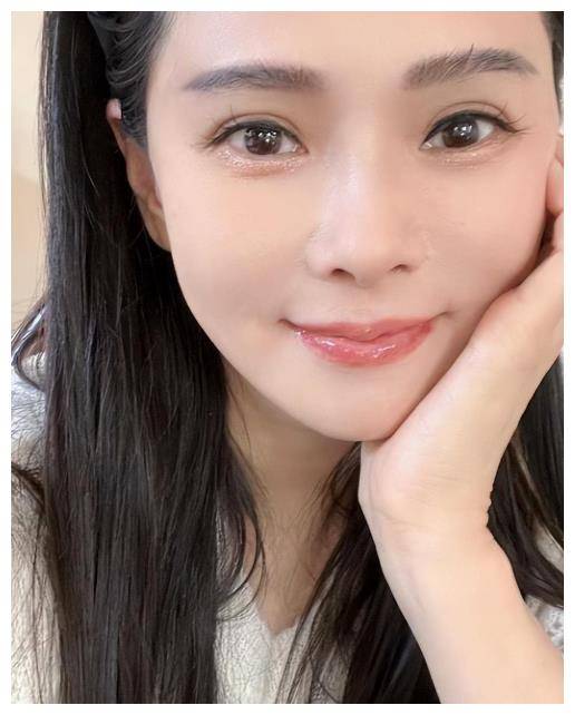 原创56岁伊能静勇敢直面医美疼痛跨国寻美水光针下展露真颜