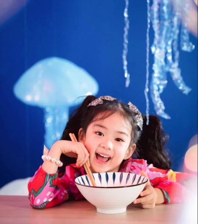 原创戚薇6岁女儿镜头感十足拍摄生日写真比小模特有范和妈妈太相似