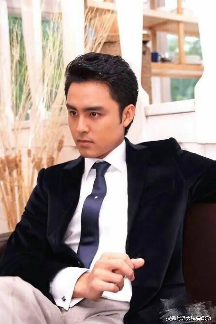 为奇,这15位明星连姓都换了,女主持称改姓对不起老爸_名字_本名_尹正