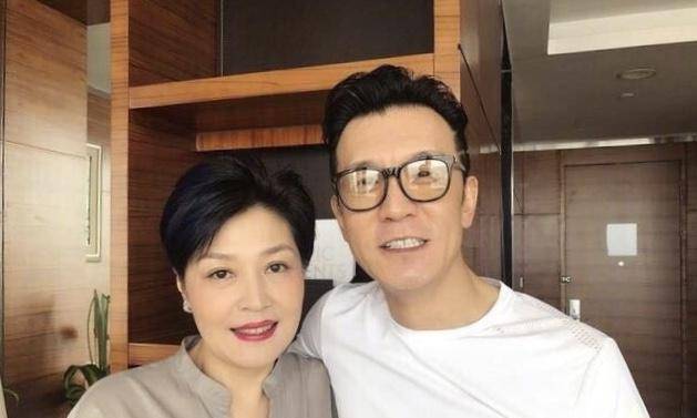 穿蕾丝裹胸秀a4腰_法图麦_李勇_自拍