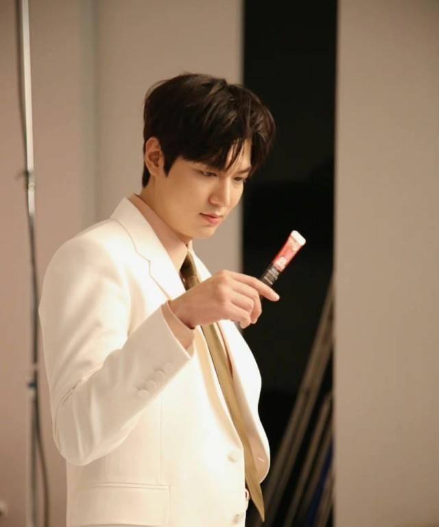 原创李敏镐新剧携手大咖回归穿西装重返巅峰举手投足都彰显贵气范