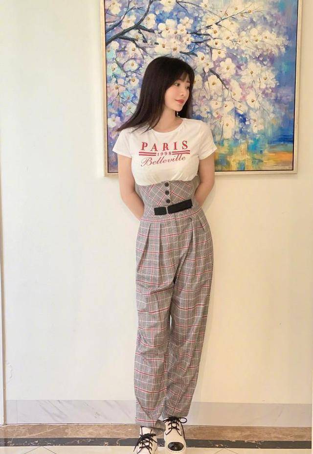 冉莹颖为凹造型豁出去了,穿"遮胃裤"曲线逆天,沙漏身材真服了_牛仔裤