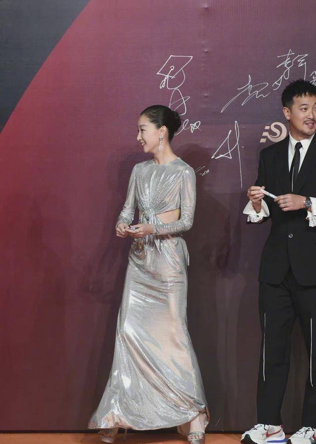 周冬雨拿下"三金大满贯"穿战袍好威风,小黄鸭变金鸡_黄晓明_腰部_时候