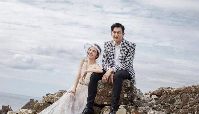 唐艺昕素颜出镜曝孕期最爱的运动,趴在水里孕肚隐约可见,姿势绝了