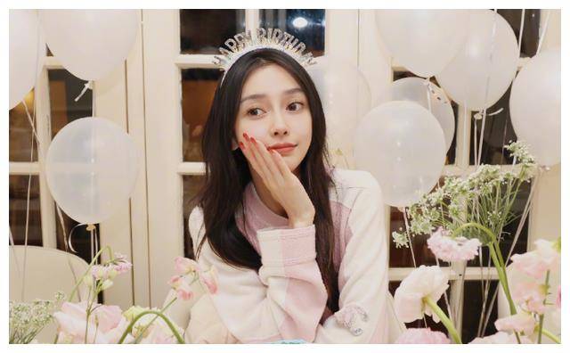 杨颖庆生寂寞杨幂罕见缺席黄晓明女友秀钻戒
