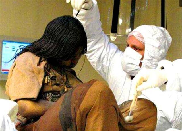 山顶发现16岁少女尸体,距今550年完好如初,x光照射结