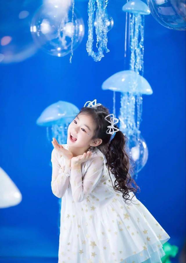 在lucky生日当天,戚薇工作室和戚薇也在社交平台上晒出了lucky的照片