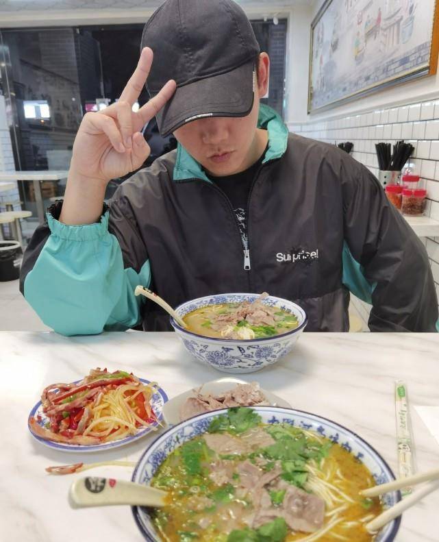 "还很少女的配了爱心的表情包.