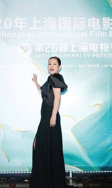 马伊琍抹胸裙性感梅婷保守,闫妮斗篷裙霸气了_的设计_秦海璐_刺绣