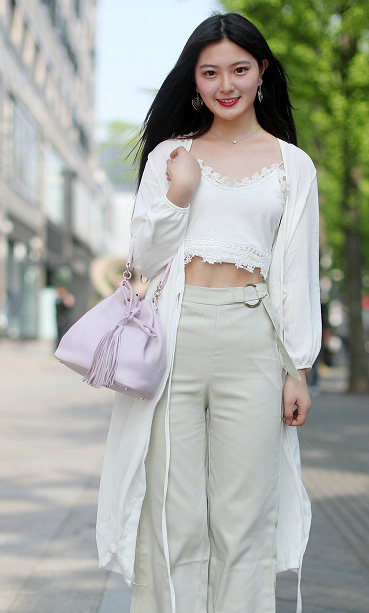 只有信心十足的女人,才敢把露脐装穿上街头_美女_姐姐_运动