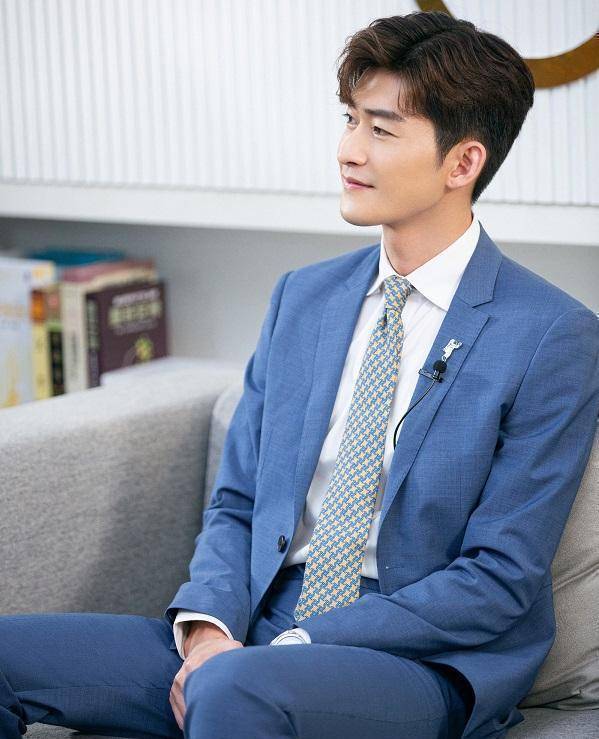 在曝光的画面中,张翰上身穿着黄色的西服,下身穿着简单的牛仔裤,一边